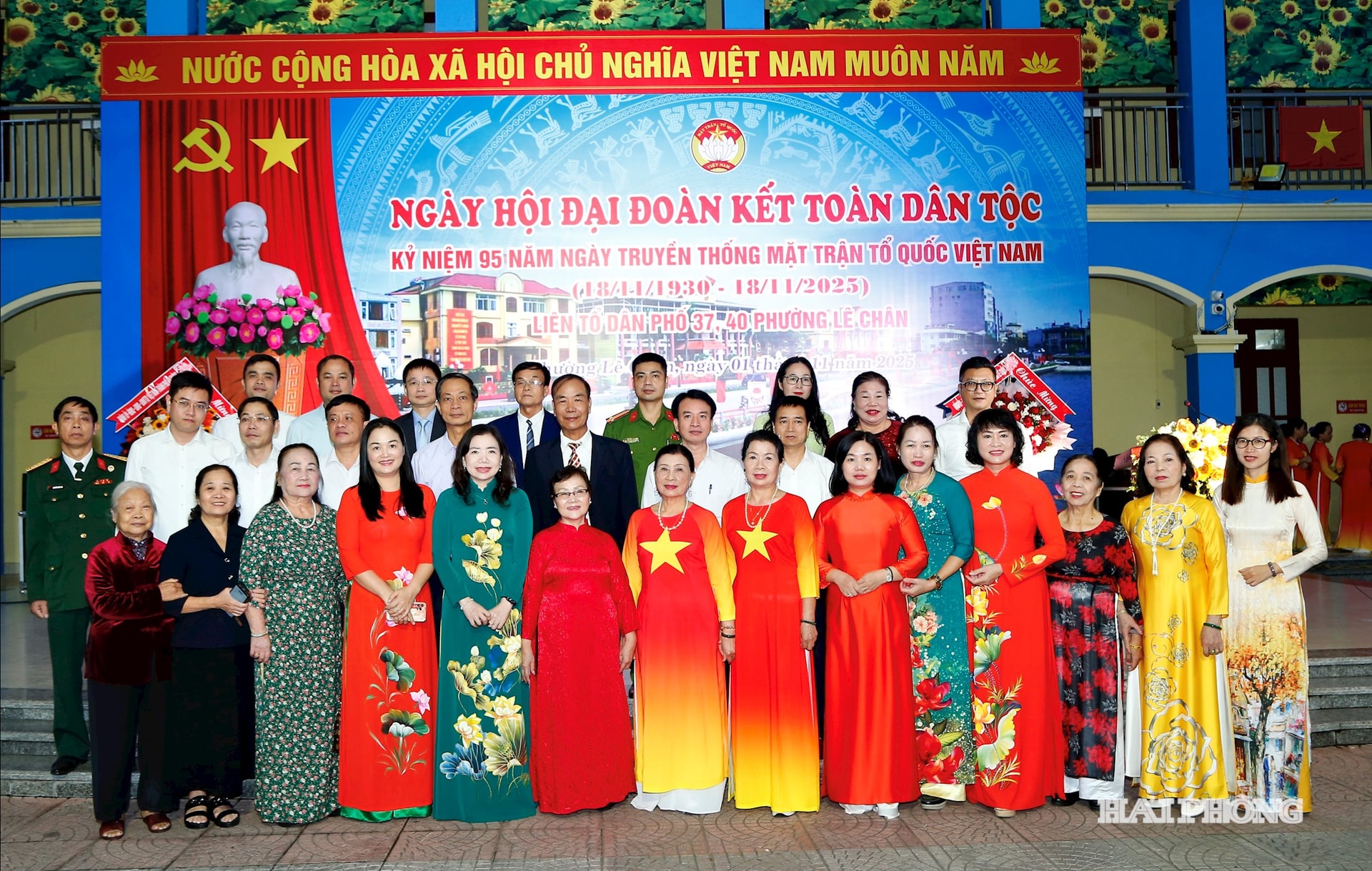 Đồng chí Đỗ Mạnh Hiến, Phó bí thư Thường trực Thành uỷ cùng các đồng chí lãnh đạo thành phố, phường Lê Chân và cán bộ, nhân dân tổ dân phố 37, 40 (phường Lê Chân).