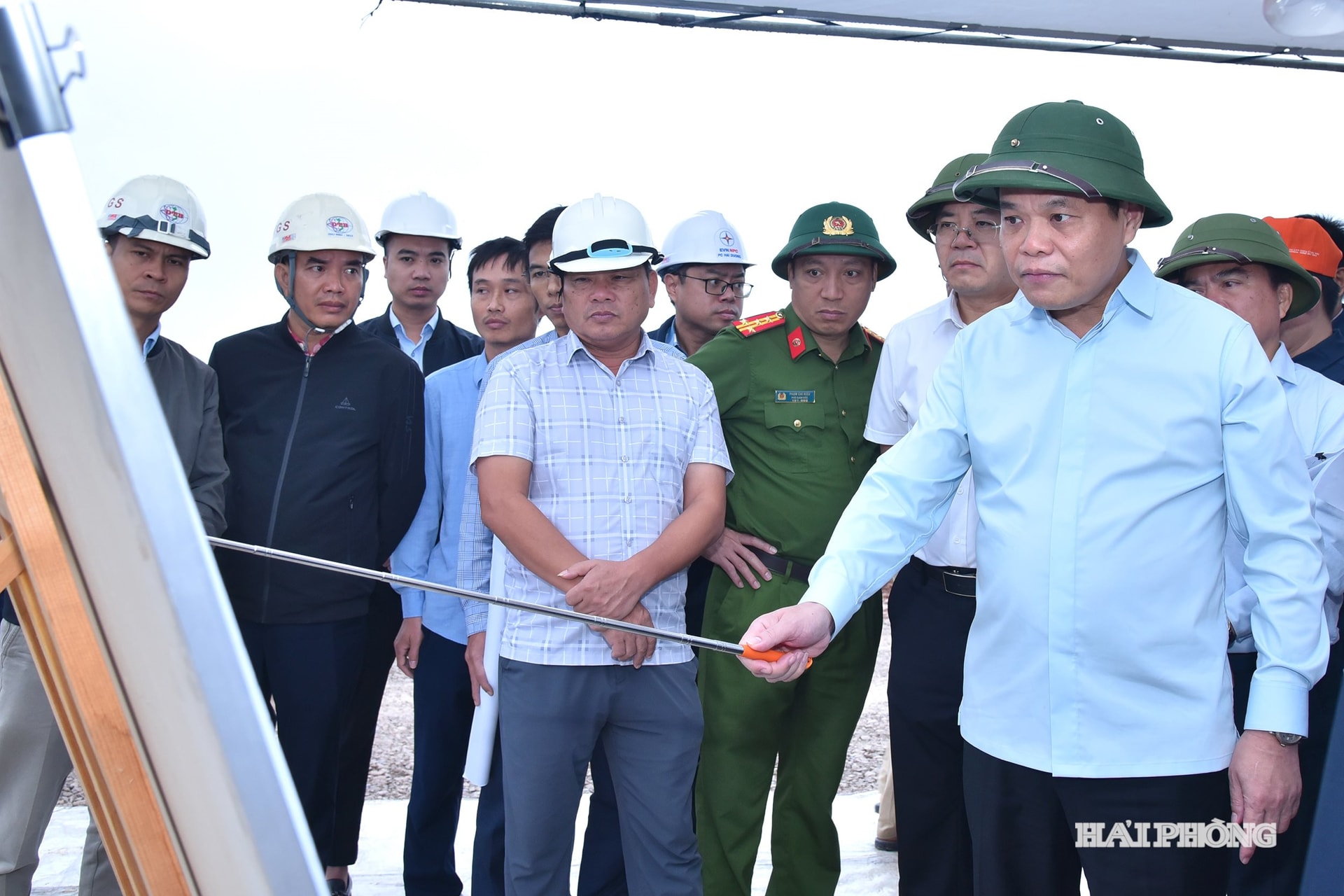 Comrade Le Ngoc Chau, Deputy Secretary of the City Party Committee, Chairman of the City People's Committee inspected the National Highway 37 bypass project through Gia Loc town (old).