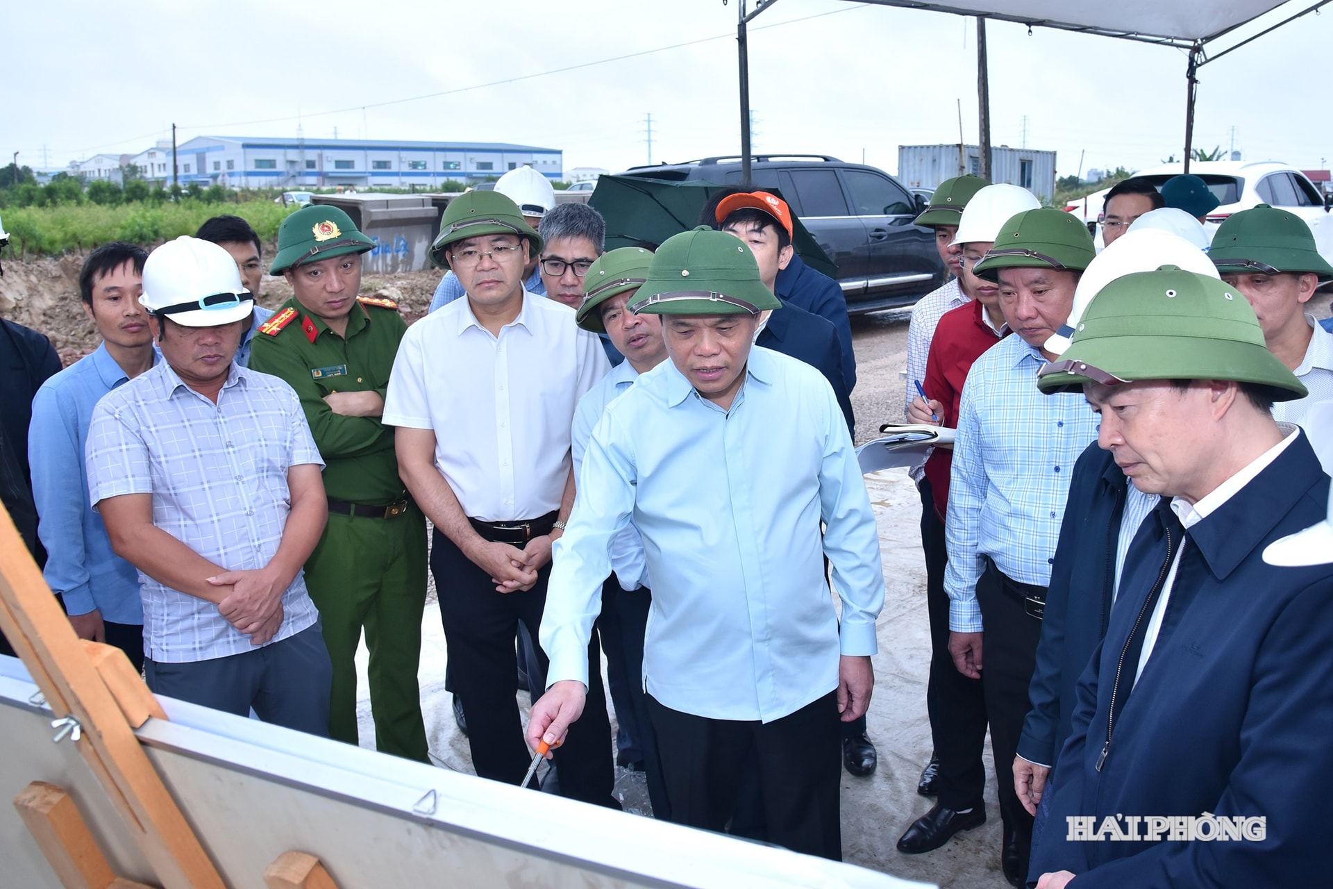 Đồng chí Lê Ngọc Châu, Phó bí thư Thành ủy, Chủ tịch UBND thành phố kiểm tra Dự án đường tránh Quốc lộ 37 đoạn qua thị trấn Gia Lộc (cũ).