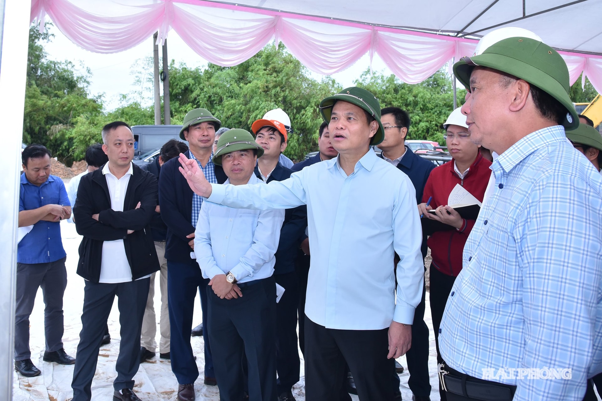 Đồng chí Lê Ngọc Châu, Phó bí thư Thành ủy, Chủ tịch UBND thành phố nghe báo cáo về tình hình thực hiện Dự án đầu tư xây dựng cầu vượt sông Thái Bình.