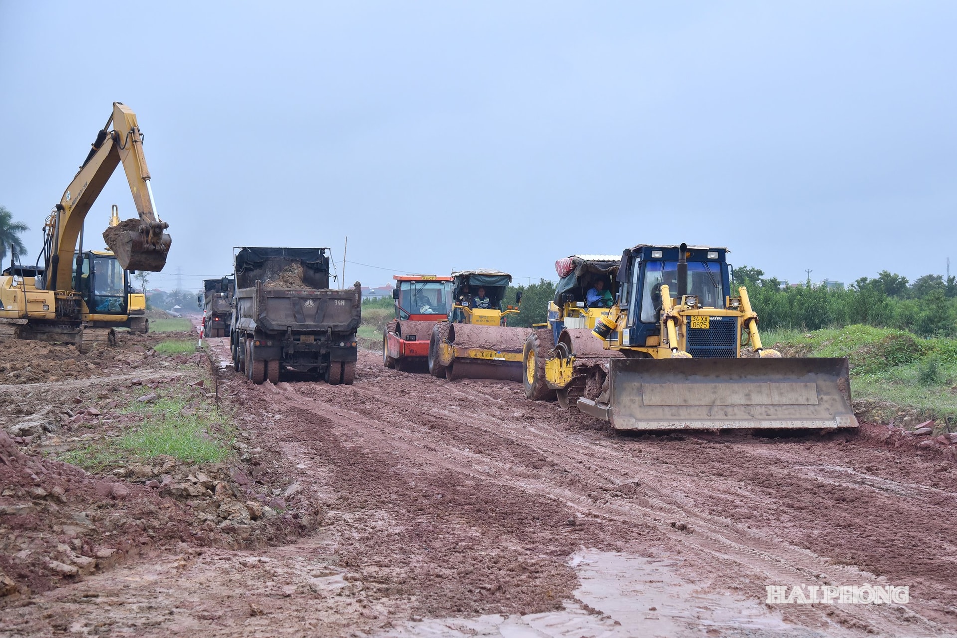 Nhà thầu tập trung thi công Dự án đường tránh Quốc lộ 37 đoạn qua thị trấn Gia Lộc (cũ).