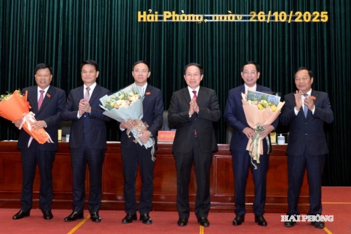 Các đồng chí Bí thư Thành ủy Lê Tiến Châu, Chủ tịch UBND thành phố Lê Ngọc Châu, Chủ tịch HĐND thành phố Lê Văn Hiệu tặng hoa chúc mừng các đồng chí Phó chủ tịch HĐND, Phó chủ tịch UBND thành phố được bầu tại Kỳ họp thứ 30 HĐND thành phố khoá XVI.