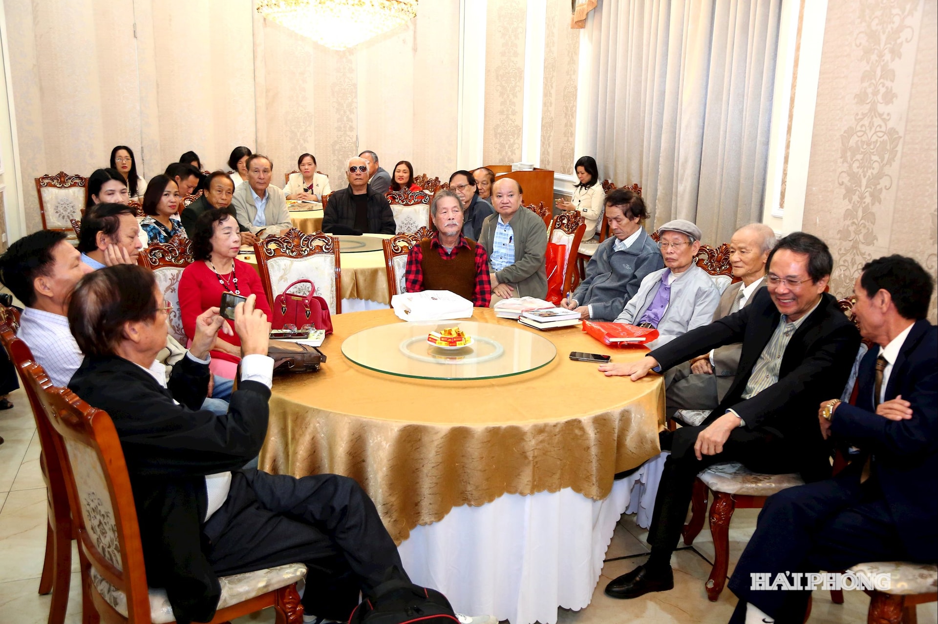 Konferens för att tillkännage sammanslagningen av Vietnams författarförening i Hai Duong-provinsen och Hai Phongs stadsförfattarförening. Foto av Do Hien