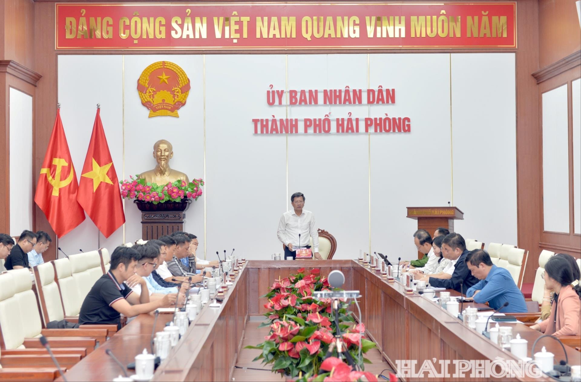 Kamerat Le Anh Quan, fast nestleder i byens folkekomité, holdt en avsluttende tale på møtet.