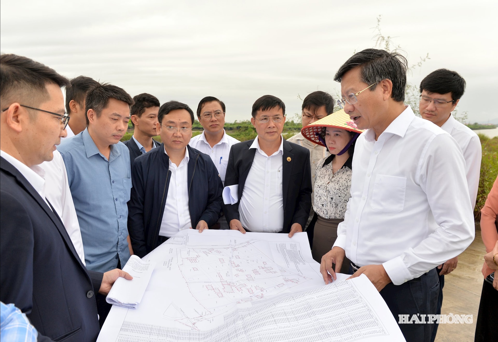 Kamerat Le Anh Quan, fast nestleder i byens folkekomité, inspiserte feltet ved An Phu industriklynge i bydelene Tran Lieu og Kinh Mon.