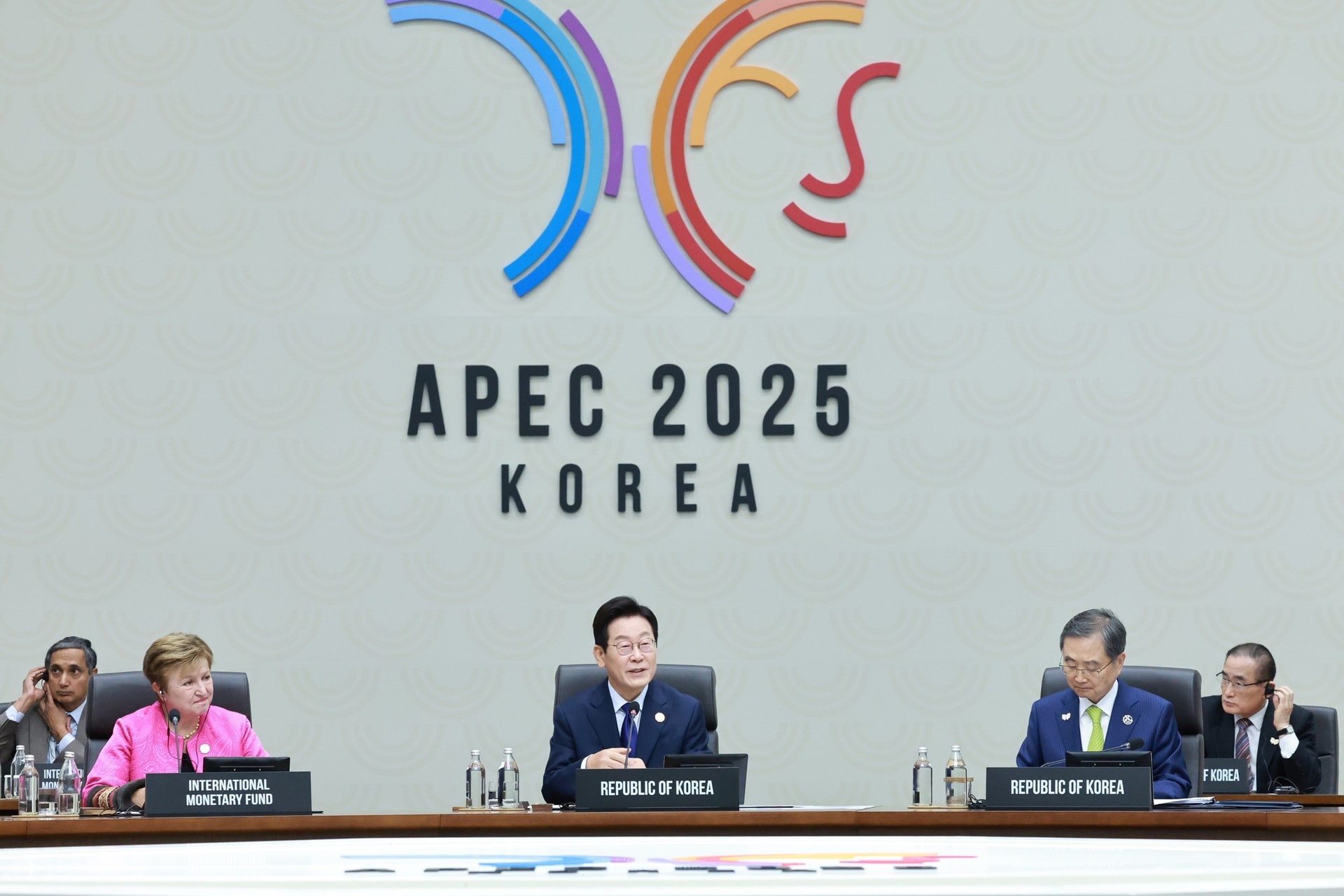Tuần lễ Cấp cao APEC 2025: Phiên bế mạc với tầm nhìn cho kỷ nguyên AI và thách thức dân số - Ảnh 1.