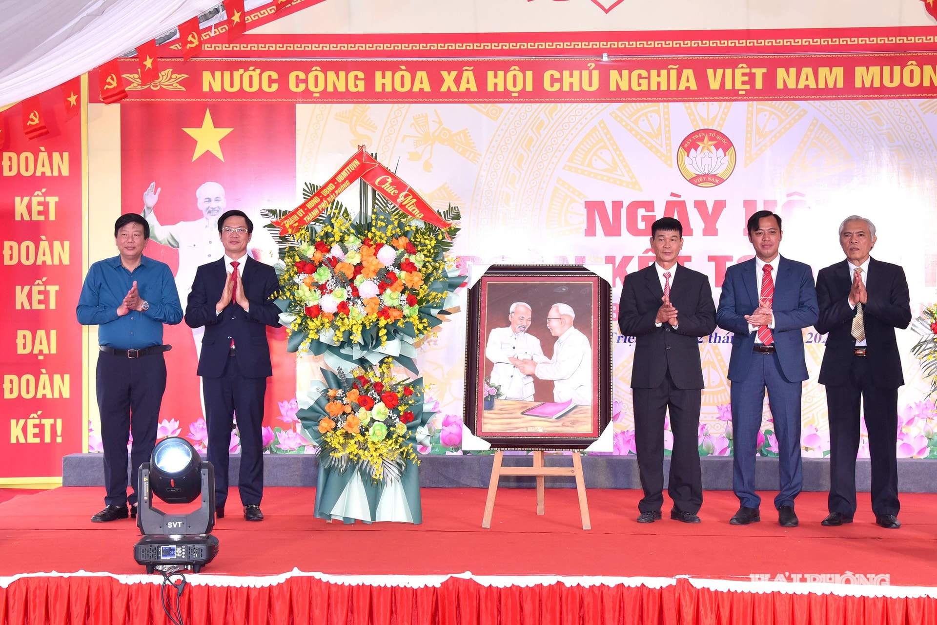 Các đồng chí: Phạm Văn Lập, Phó bí thư Thành uỷ, Chủ tịch Uỷ ban MTTQ thành phố; Nguyễn Quang Phúc, Uỷ viên Ban Thường vụ thành uỷ, Trưởng Ban Tuyên giáo và Dân vận thành uỷ tặng hoa, quà chúc mừng cán bộ và nhân dân tổ dân phố Bảo Kiếm, phường Nam Triệu.