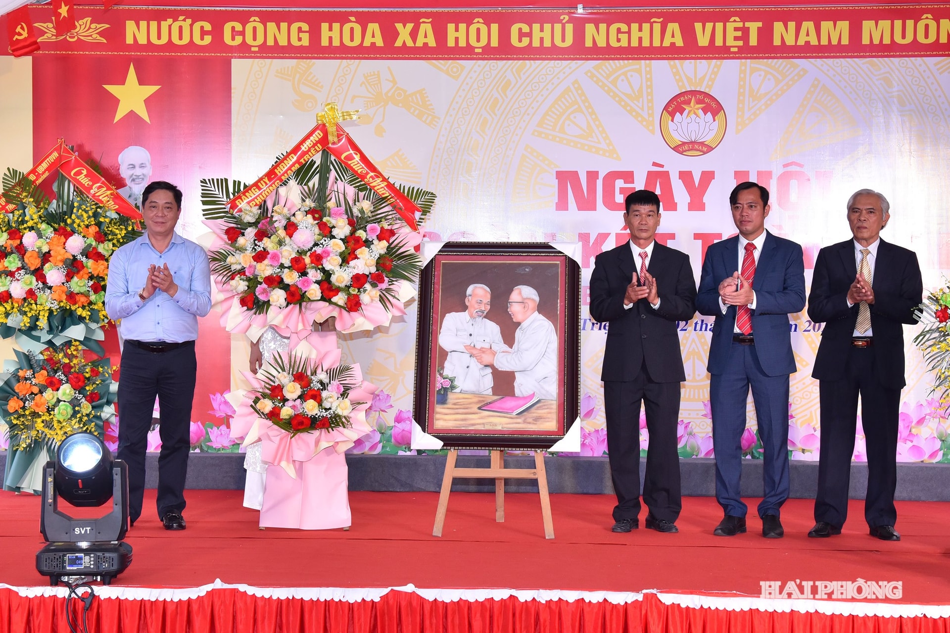 Lãnh đạo phường Nam Triệu tặng quà chúc mừng cán bộ và nhân dân tổ dân phố Bảo Kiếm.