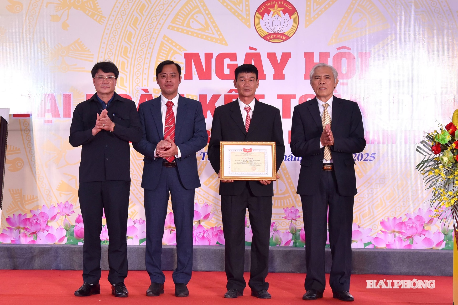 Lãnh đạo Uỷ ban MTTQ thành phố trao bằng khen tặng cán bộ, nhân dân tổ dân phố Bảo Kiếm, phường Nam Triệu.