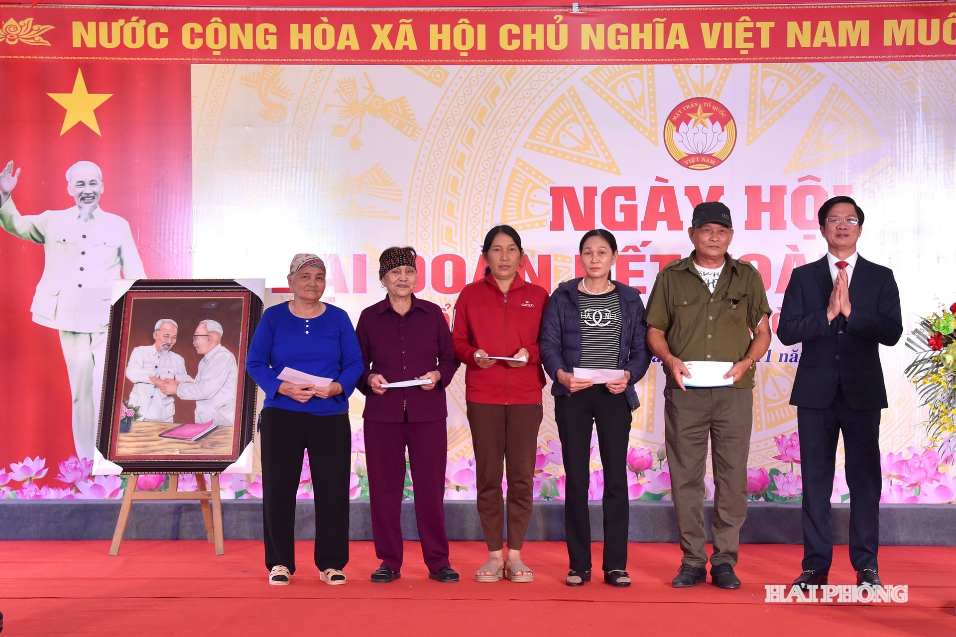 Đồng chí Phạm Văn Lập, Phó bí thư Thành uỷ, Chủ tịch Uỷ ban MTTQ thành phố tặng quà các hộ dân có hoàn cảnh khó khăn trên địa bàn tổ dân phố Bảo Kiếm, phường Nam Triệu.