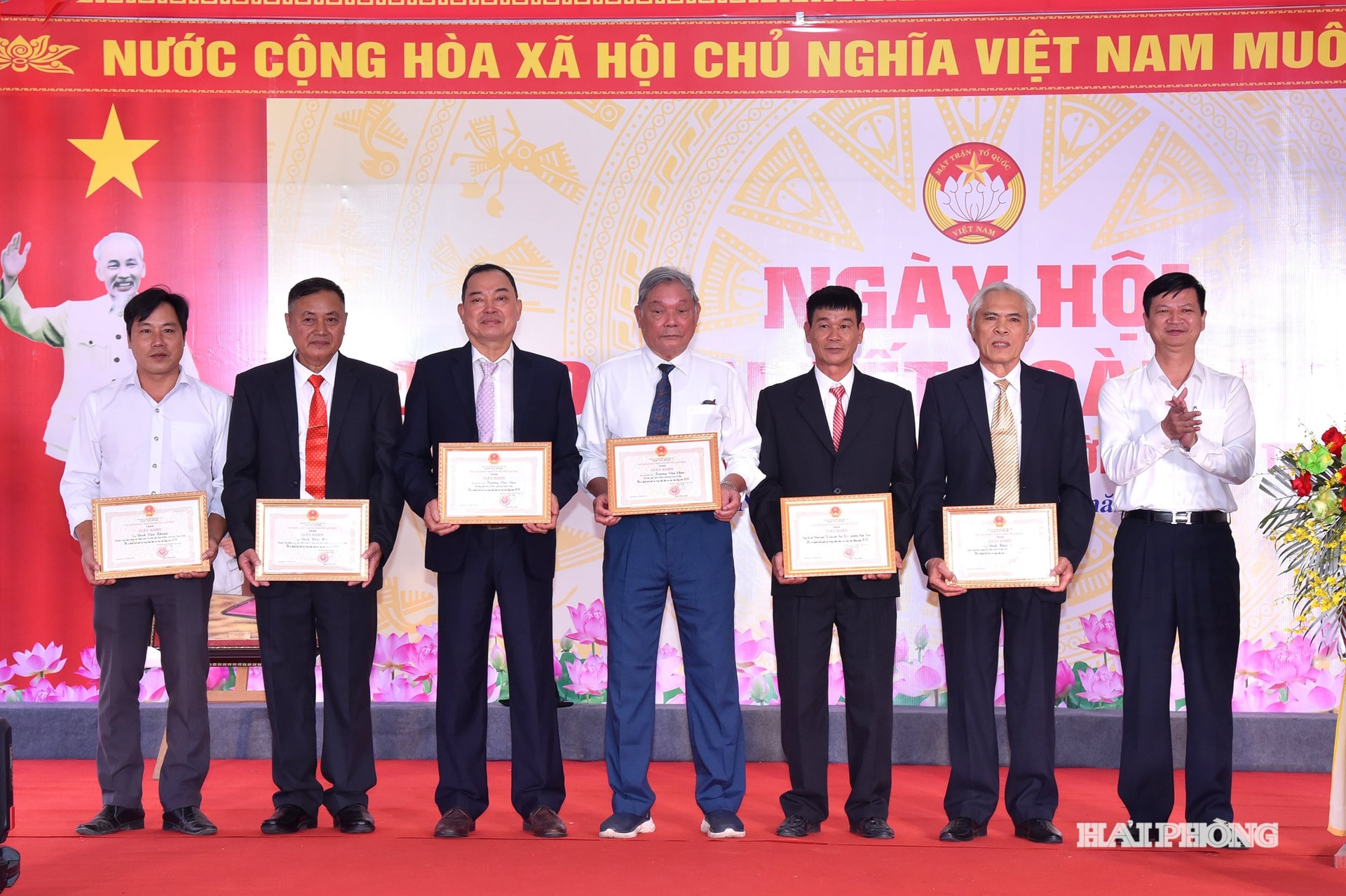 Lãnh đạo phường Nam Triệu trao giấy khen tặng các hộ gia đình tiêu biểu trên địa bàn tổ dân phố Bảo Kiếm.