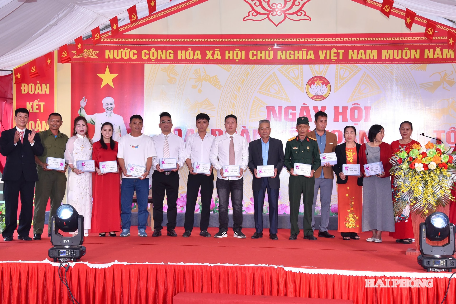 Các hộ gia đình tiêu biểu được khen thưởng tại ngày hội.