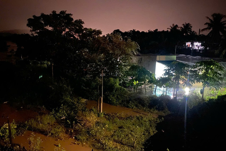 Nước tràn vào các khu dân cư. (Ảnh: Người dân cung cấp) voho5.jpg