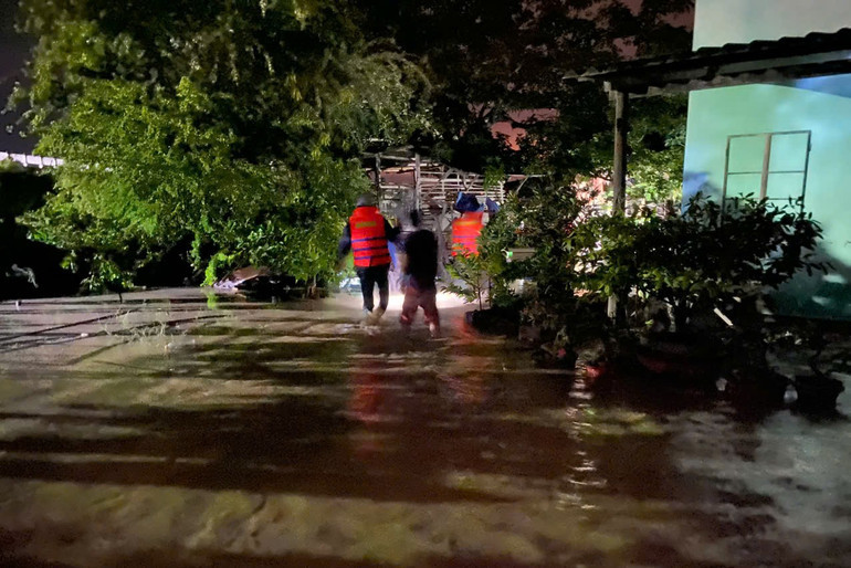 Nước tràn vào các khu dân cư. (Ảnh: Người dân cung cấp) voho4.jpg