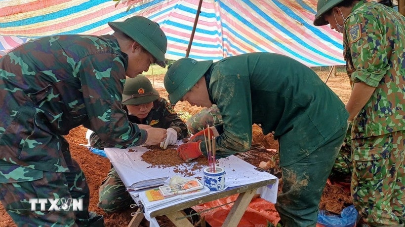 Đội quy tập hài cốt liệt sỹ, Đoàn Kinh tế - Quốc phòng 337 (Quân khu 4) quy tập, cất bốc các hài cốt liệt sỹ. (Ảnh: TTXVN phát)