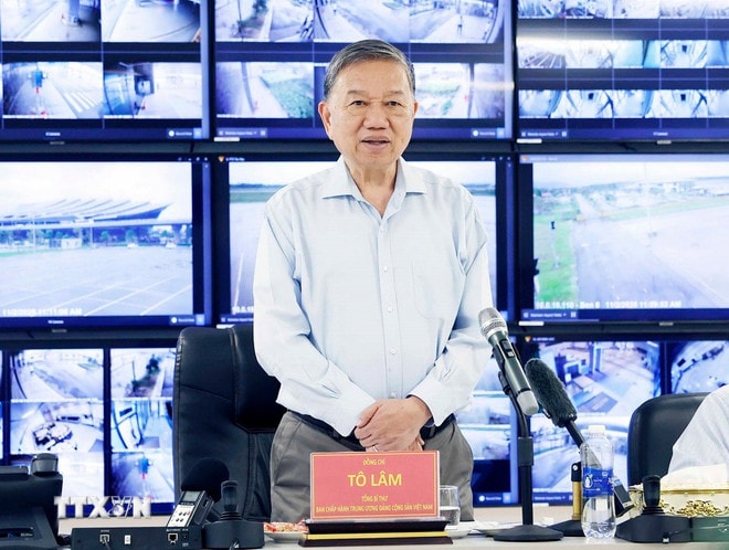 ttxvn-0211-tong-bi-thu-tham-hoi-nguoi-dan-hue-10.jpg