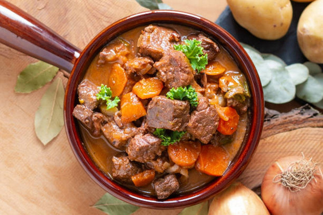 Cà rốt hầm thịt bò. (Ảnh: iStock) thit-bo-ham-carot.jpg