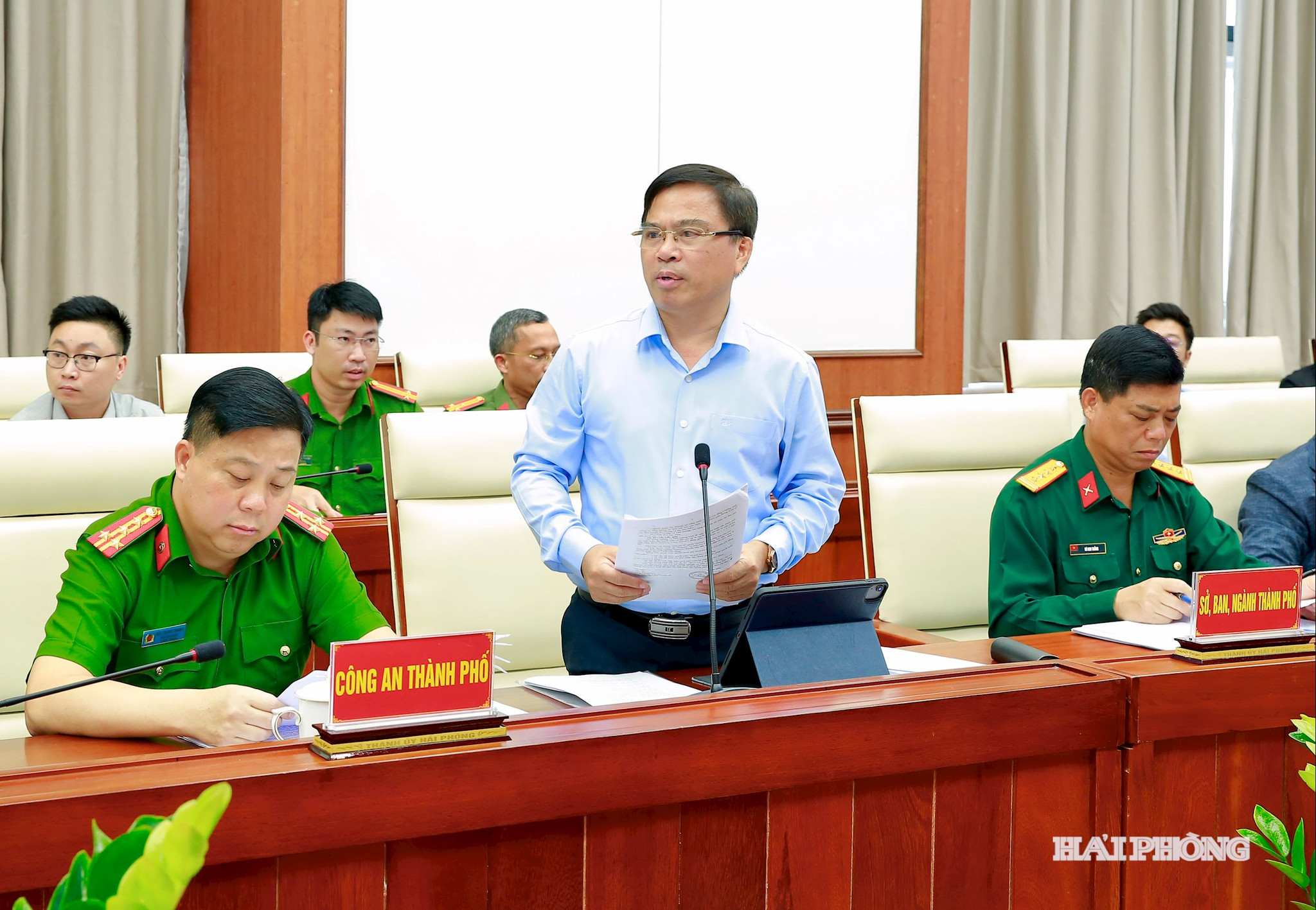 Đồng chí Dương Đình Ổn, Phó giám đốc Sở Nông nghiệp và Môi trường báo cáo.