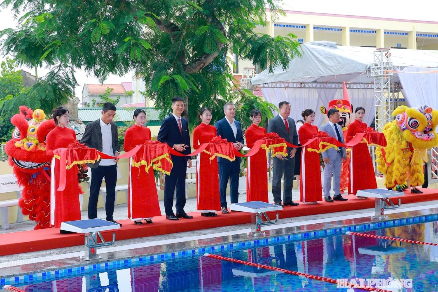 Các đại biểu cắt băng khánh thành, đưa cơ sở đào tạo bơi vào hoạt động.