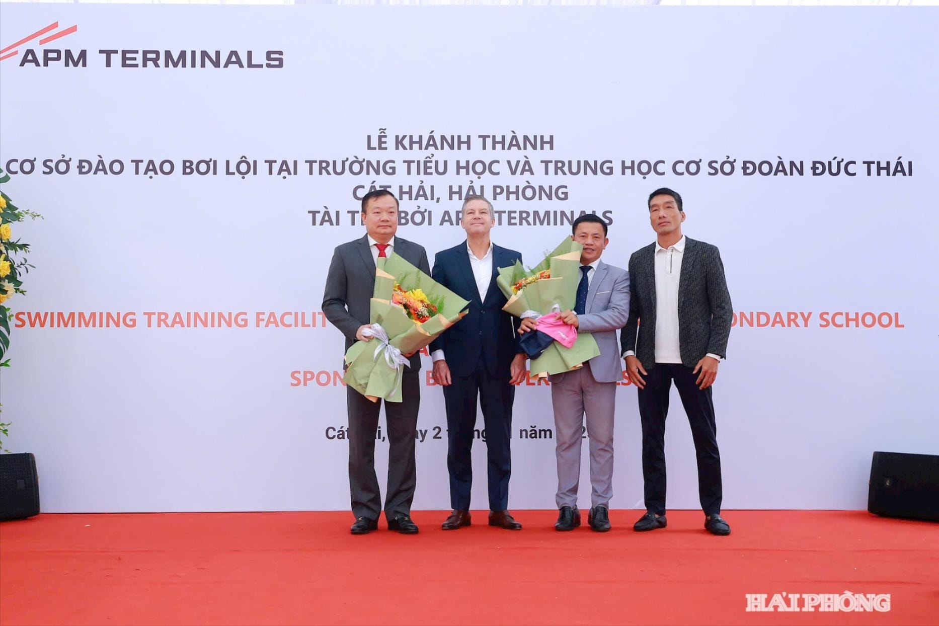 Đơn vị tài trợ bàn giao công trình cho địa phương.