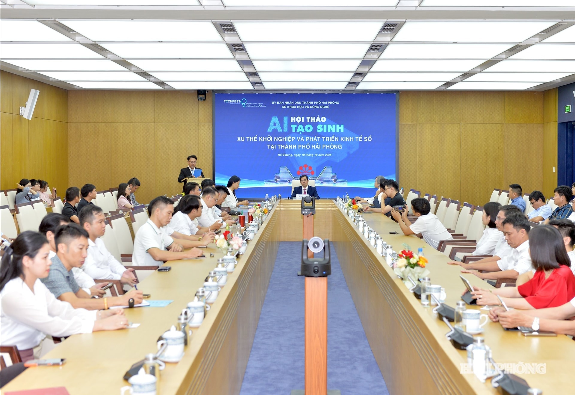Quang cảnh hội thảo AI tạo sinh, xu thế khởi nghiệp và phát triển kinh tế số tại thành phố Hải Phòng. Ảnh: PHAN TUẤN