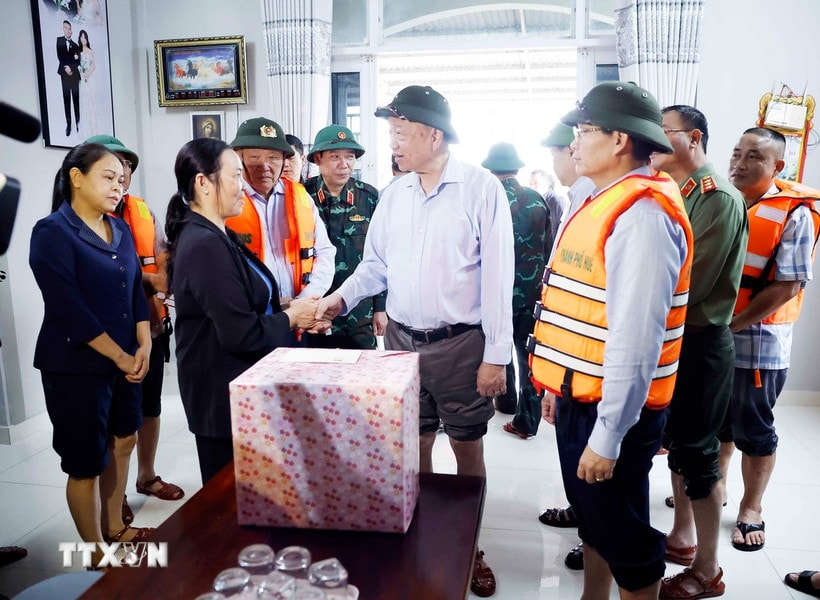 Tổng Bí thư Tô Lâm thăm hỏi và tặng quà người dân vùng bị chia cắt do mưa lũ tại thôn Khuông Phò Đông, xã Quảng Điền, Thành phố Huế. (Ảnh: Thống Nhất/TTXVN)