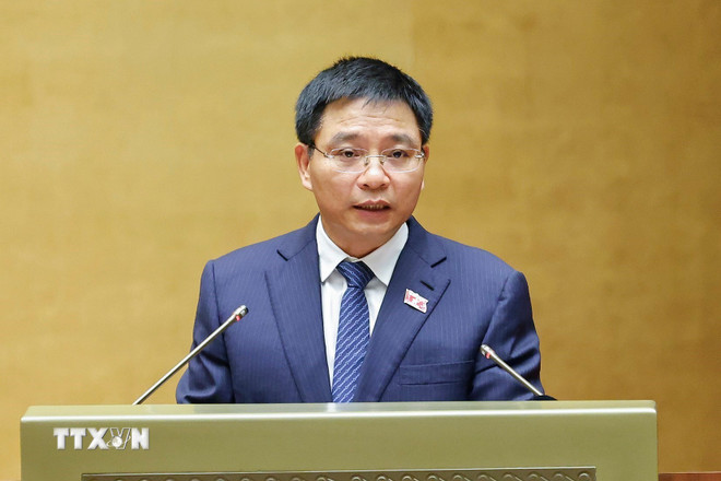Bộ trưởng Bộ Tài chính Nguyễn Văn Thắng, thừa ủy quyền của Thủ tướng Chính phủ trình bày Tờ trình về 05 dự án: Luật Đầu tư (sửa đổi); Luật sửa đổi, bổ sung một số điều của Luật Quản lý nợ công; Luật sửa đổi, bổ sung một số điều Luật Kinh doanh bảo hiểm; Luật sửa đổi, bổ sung một số điều của Luật Thống kê; Luật sửa đổi, bổ sung một số điều của Luật Giá. (Ảnh: Doãn Tấn/TTXVN) ttxvn-nguyen-van-thang-2.jpg