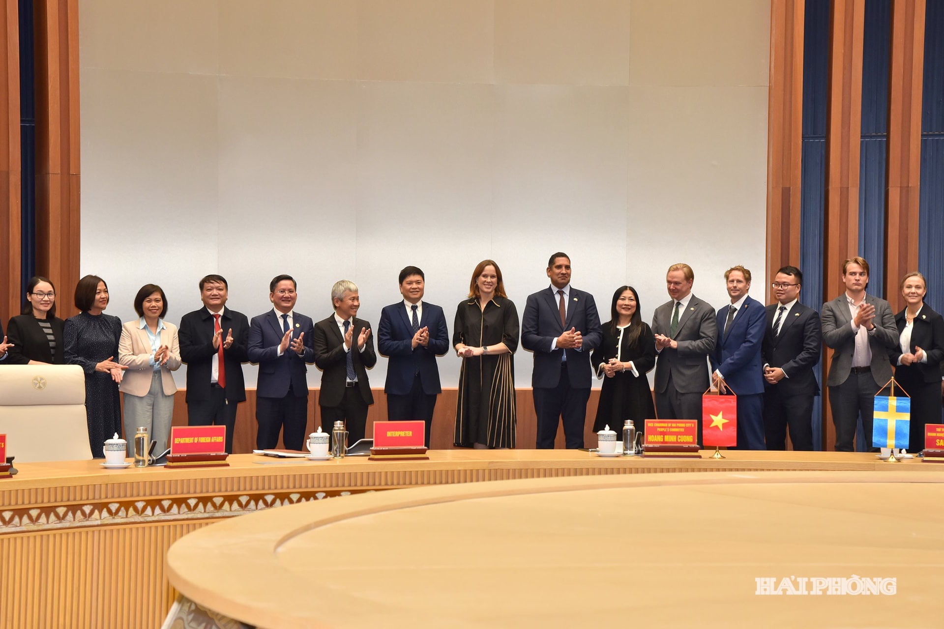 Kameraad Hoang Minh Cuong, vicevoorzitter van het stadsvolkcomité en de werkdelegatie.