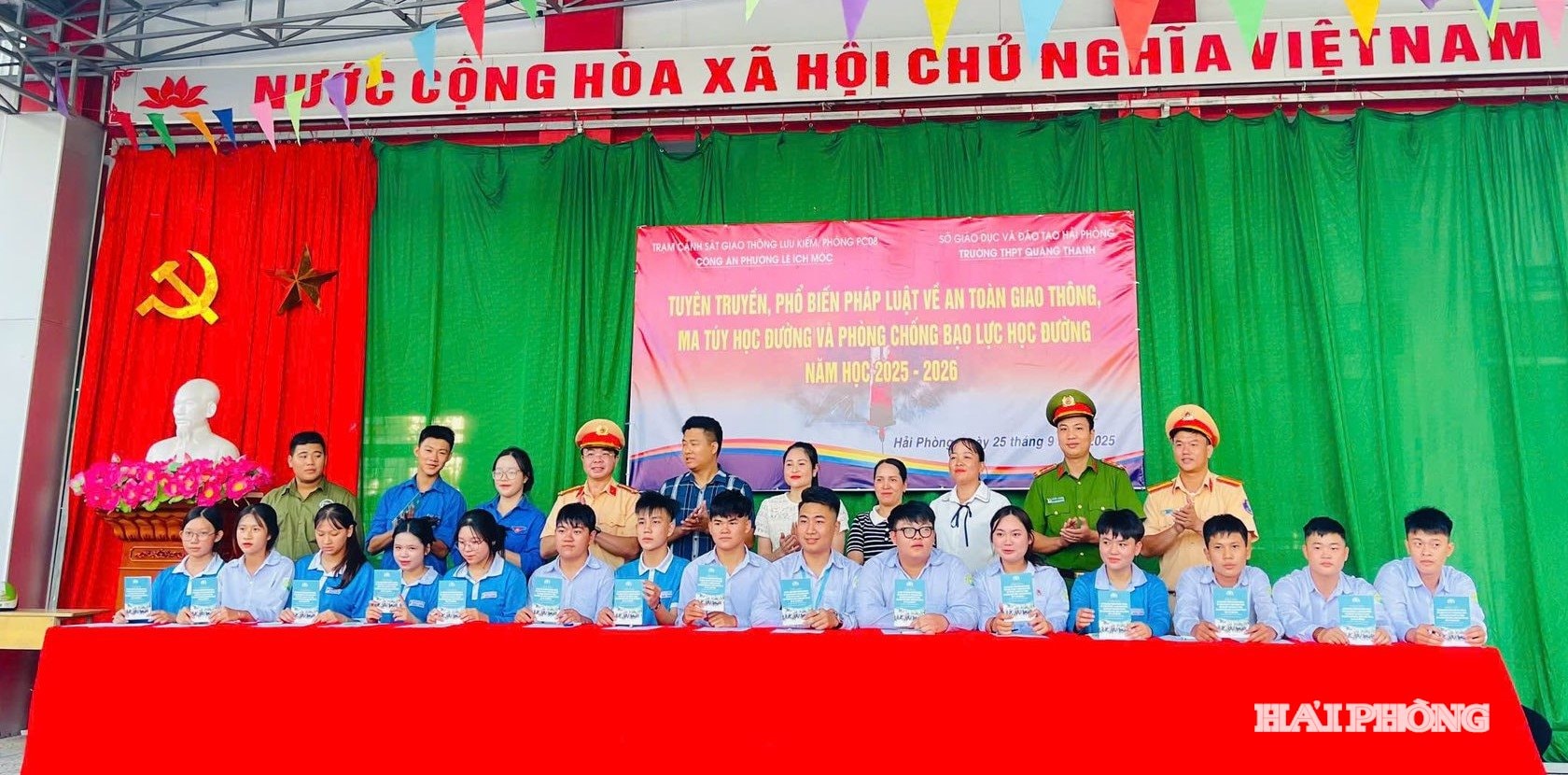 Trạm CSGT Lưu Kiếm phối hợp Công an các phường, xã và các trường học tuyên truyền về an toàn giao thông.