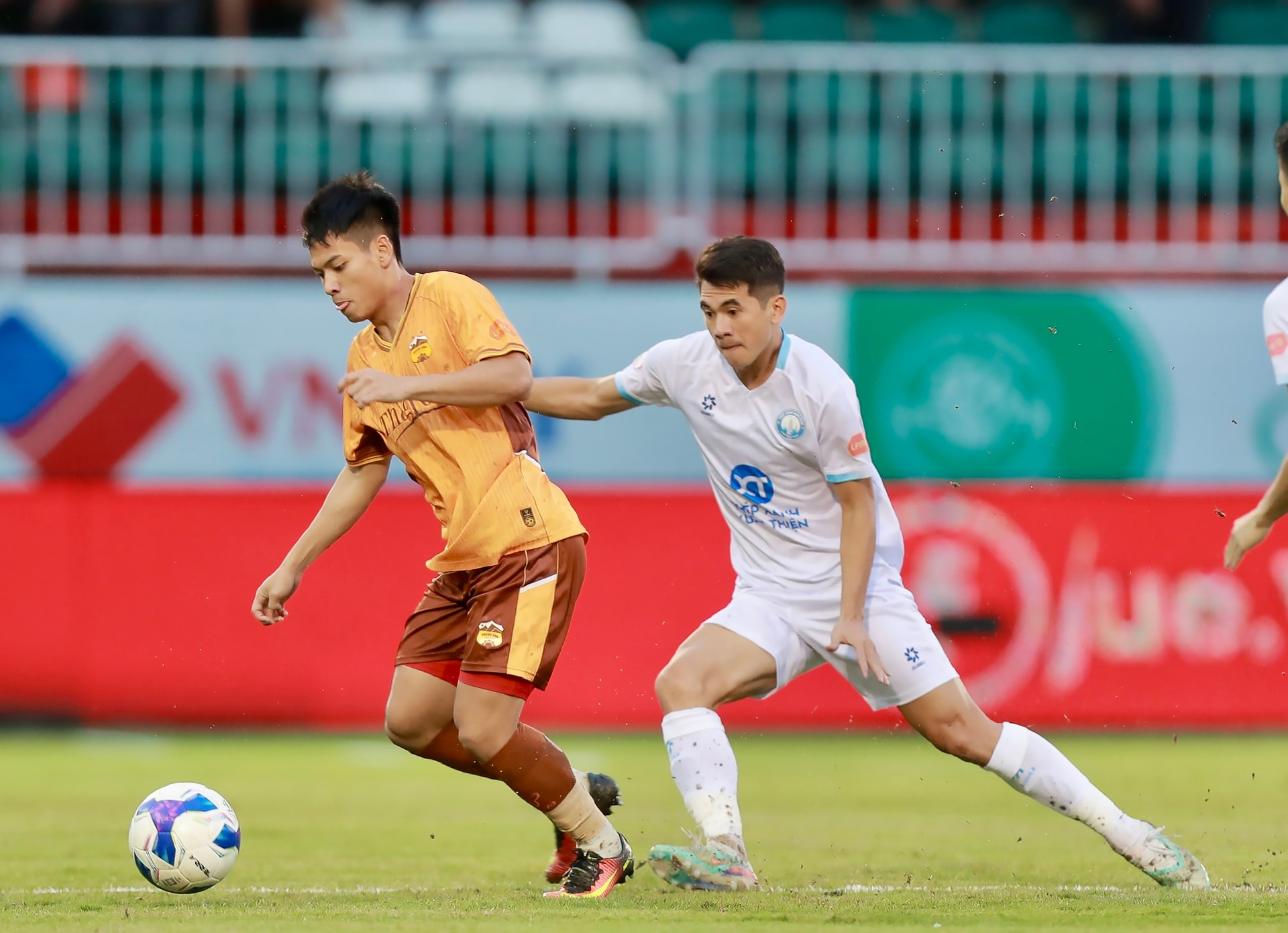 HAGL, Thanh Hóa khiến cuộc đua trụ hạng V-League thêm khó lường - Ảnh 1.