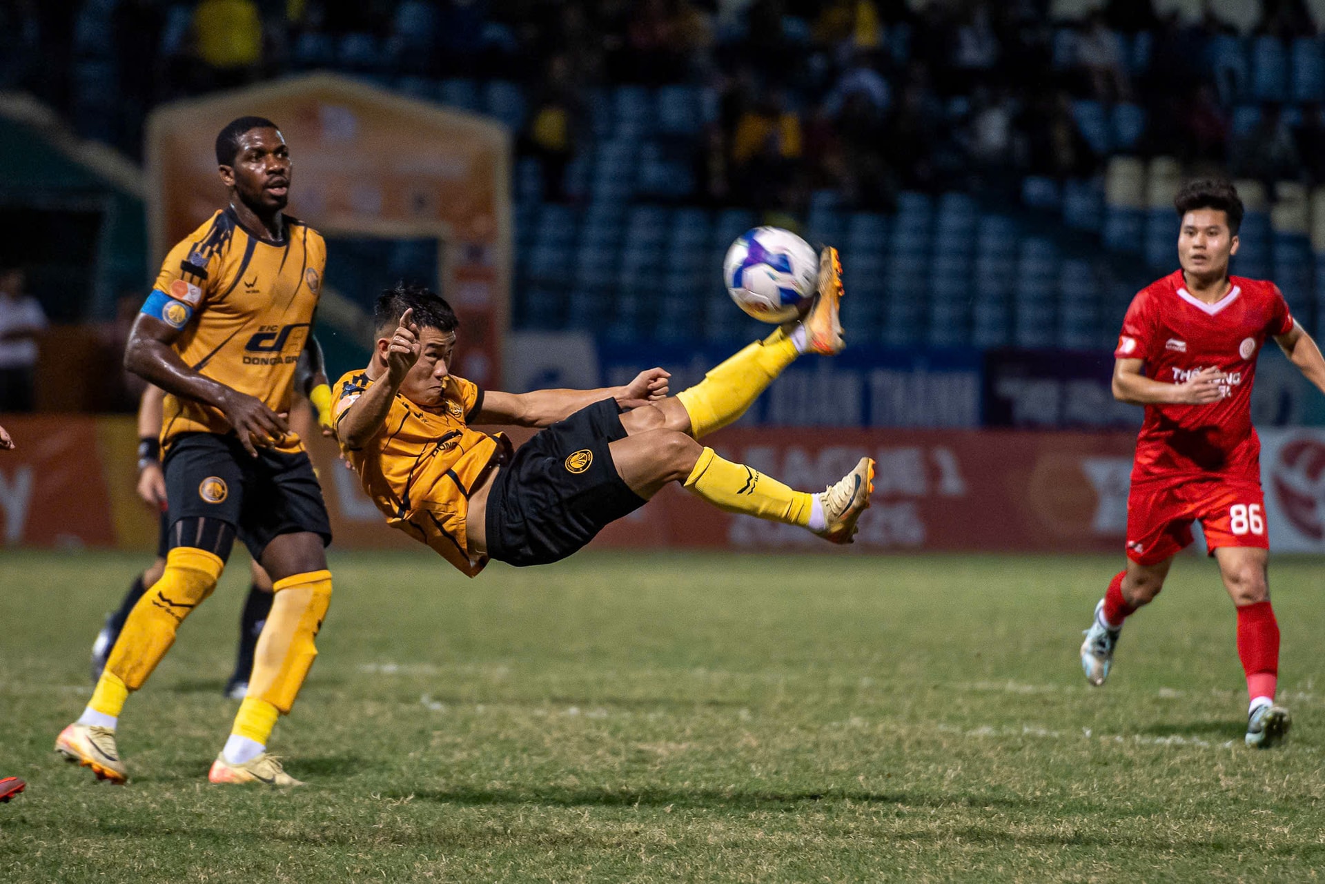 HAGL, Thanh Hóa khiến cuộc đua trụ hạng V-League thêm khó lường - Ảnh 2.
