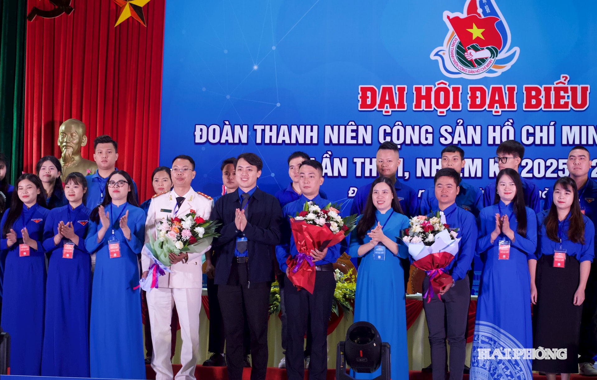 Ban Chấp hành Đoàn xã ra mắt Đại hội.