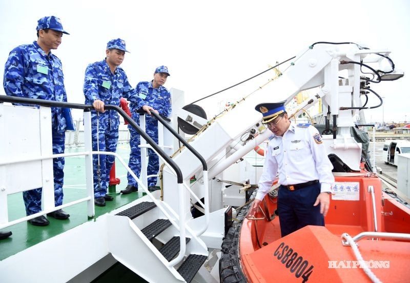 Thiếu tướng Lê Đình Cường kiểm tra hoạt động của hệ thống xuồng