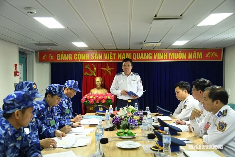 Thiếu tướng Lê Đình Cường động viên, giao nhiệm vụ cho cán bộ, chiến sĩ tàu Cảnh sát biển 8004