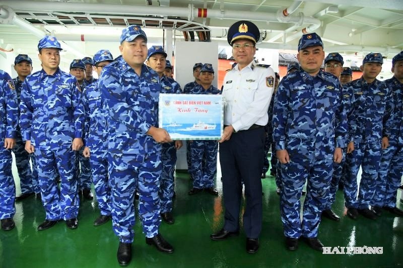 Thiếu tướng Lê Đình Cường tặng quà động viên cán bộ, chiến sĩ tàu Cảnh sát biển 8004