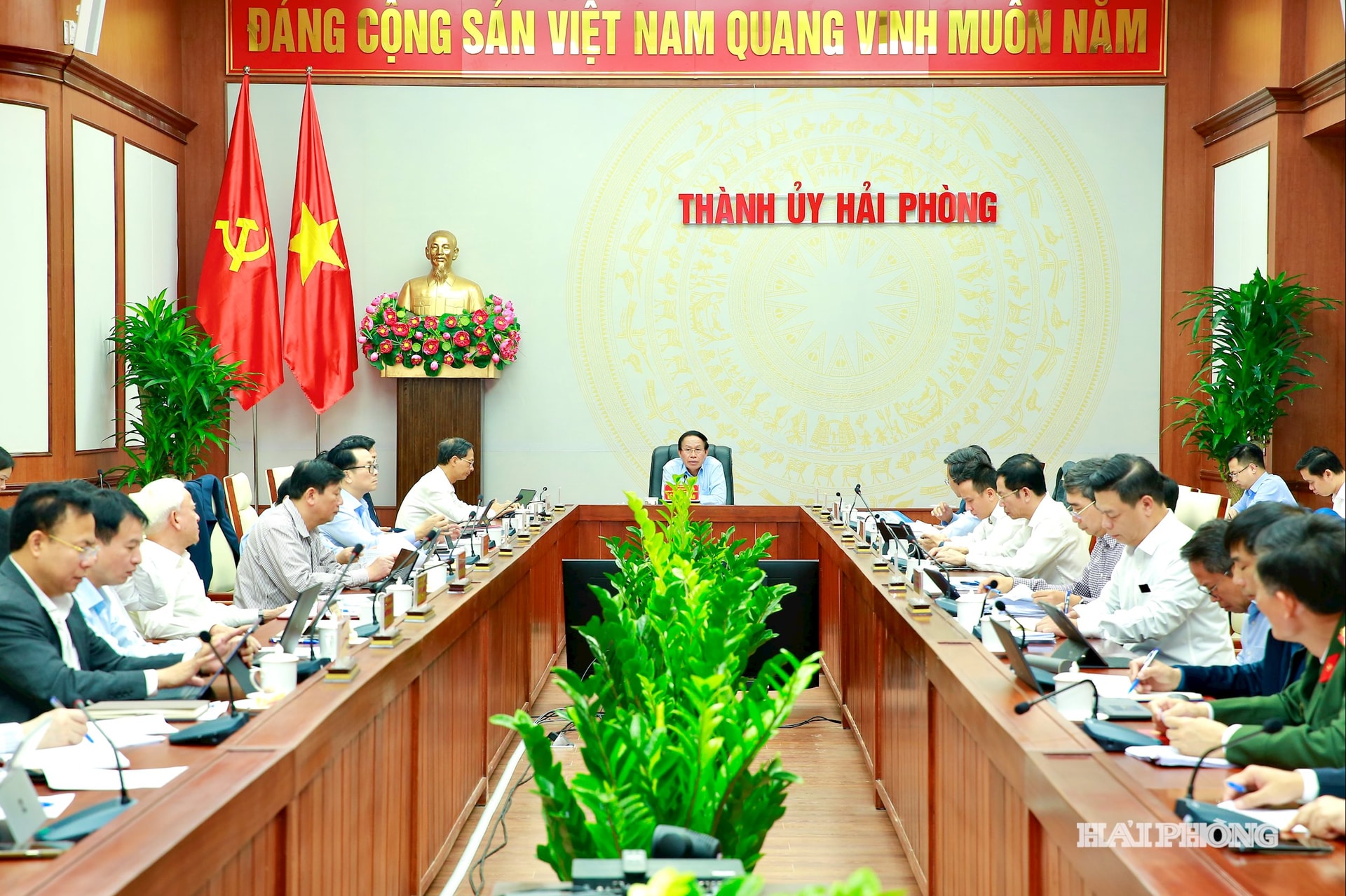 Đồng chí Lê Tiến Châu, Uỷ viên Trung ương Đảng, Bí thư Thành uỷ, Trưởng đoàn đại biểu Quốc hội Hải Phòng chủ trì hội nghị