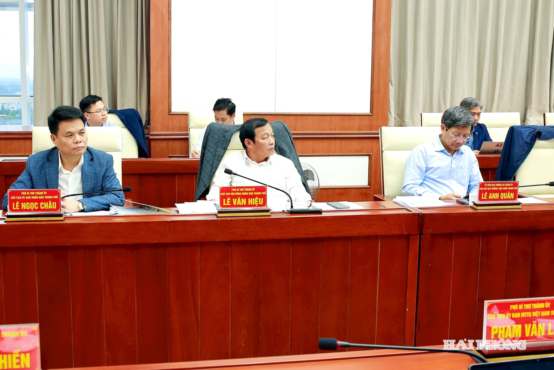 Các đại biểu dự cuộc họp.