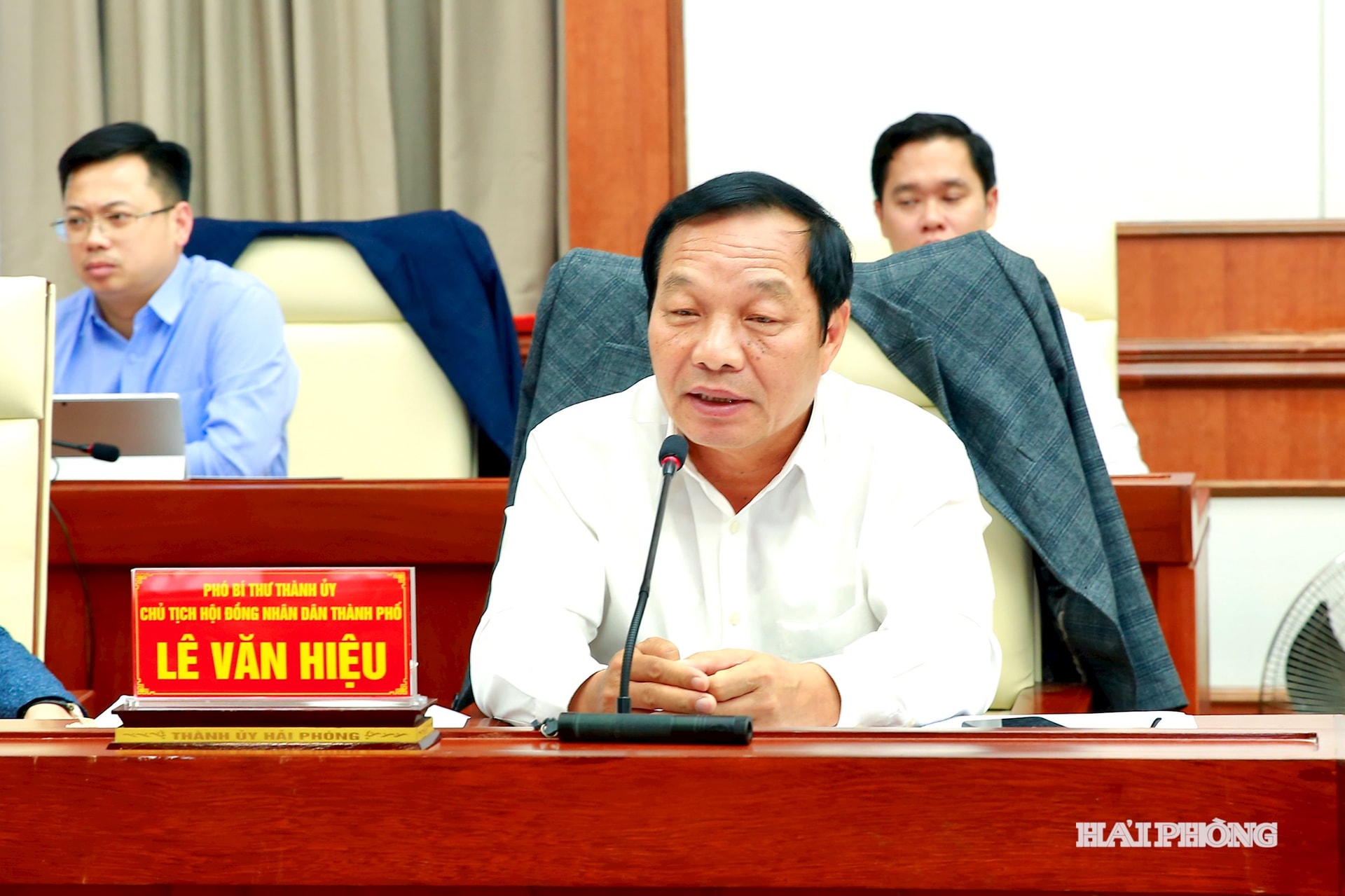 Đồng chí Lê Văn Hiệu, Phó bí thu Thành uỷ, Chủ tịch HĐND thành phố phát biểu.