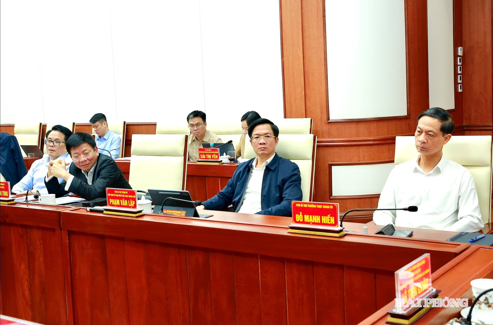 Các đại biểu dự cuộc họp