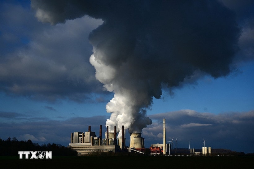 Khói thải bốc lên tại nhà máy điện than RWE ở Neurath, miền Tây Đức. (Ảnh: Getty Images/TTXVN)