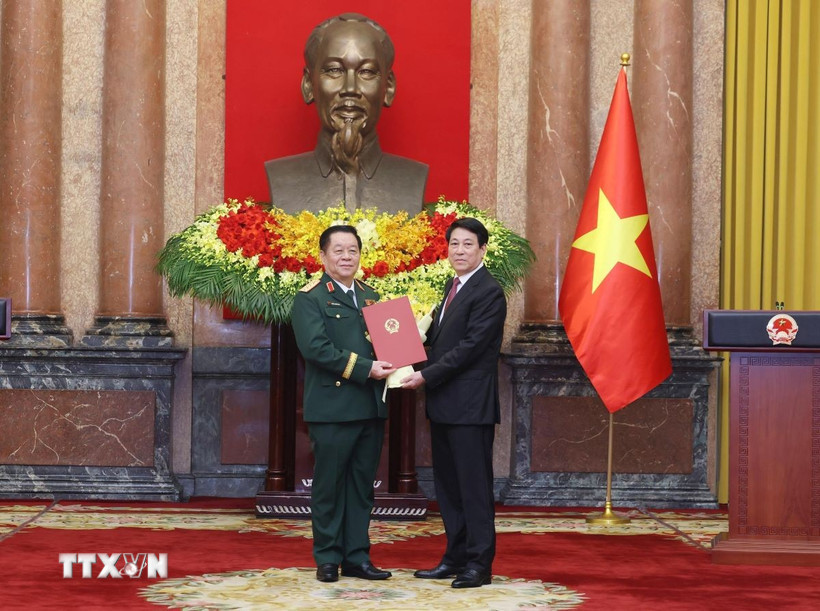 chu-tich-nuoc-trao-quyet-dinh-bo-nhiem-chu-nhiem-tong-cuc-chinh-tri-qdnd-va-thang-quan-ham-dai-tuong-voi-dong-chi-nguyen-trong-nghia-04-1.jpg
