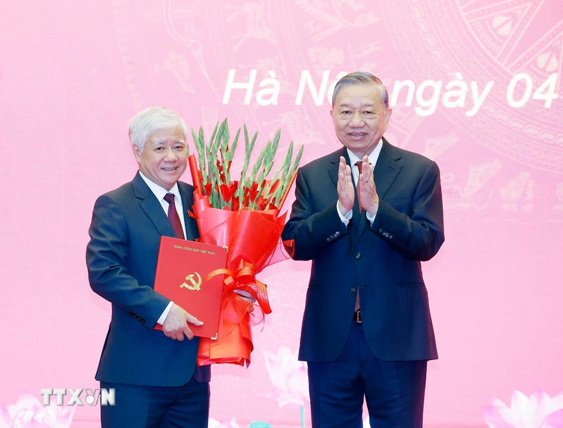 Tổng Bí thư Tô Lâm trao Quyết định của Bộ Chính trị phân công, chỉ định đồng chí Đỗ Văn Chiến giữ chức Phó Bí thư Thường trực Đảng uỷ Quốc hội. (Ảnh: Thống Nhất/ TTXVN)