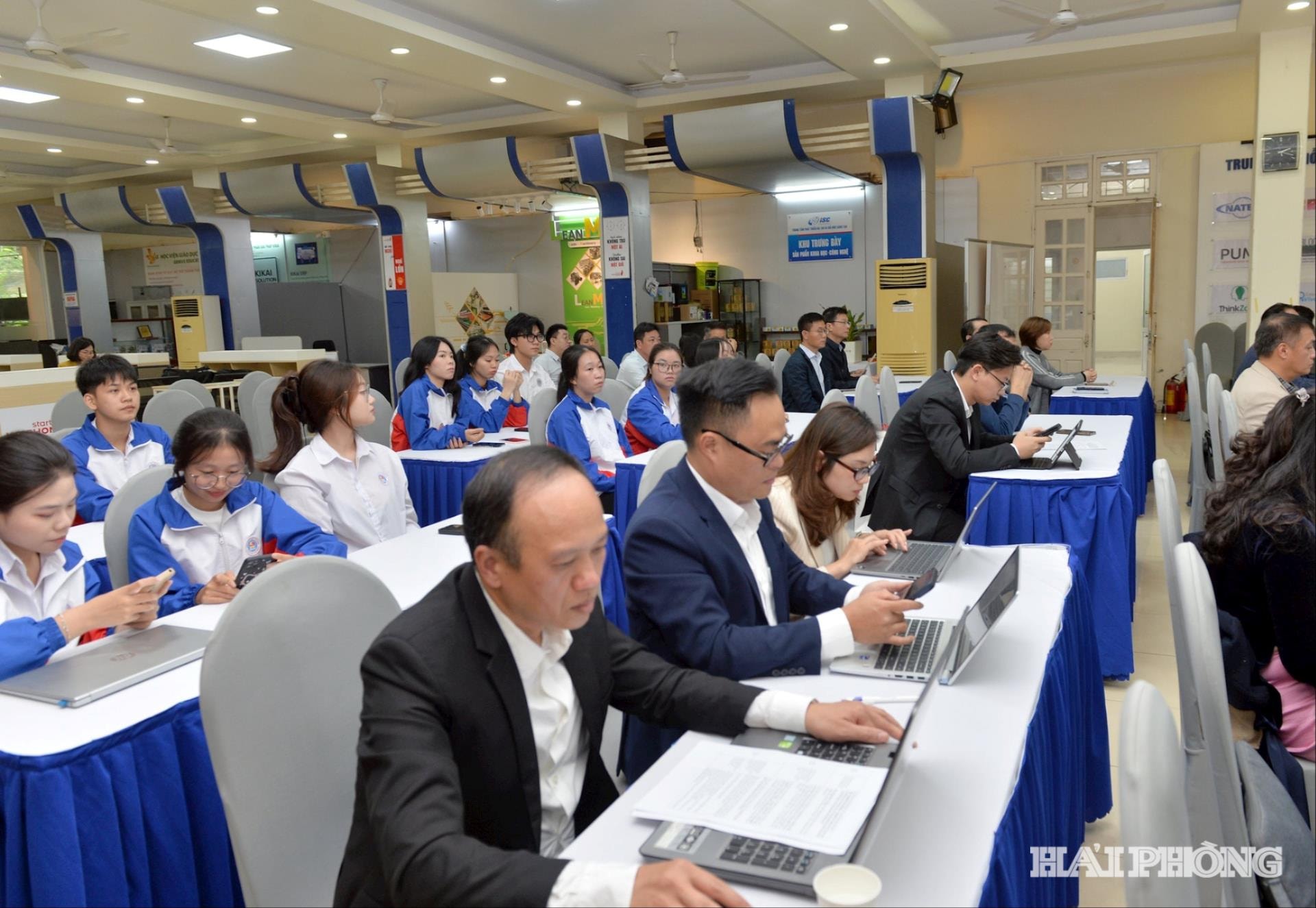 Các đại biểu tham gia chương trình.