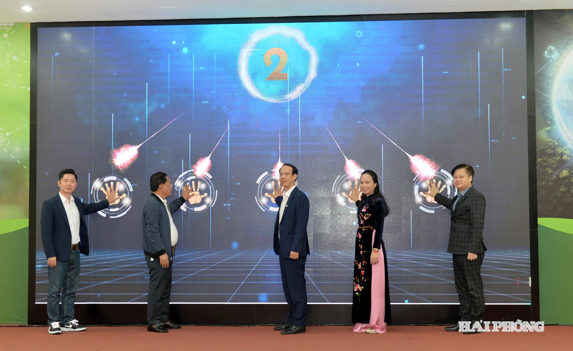 Các đại biểu nhấn nút khởi động chương trình