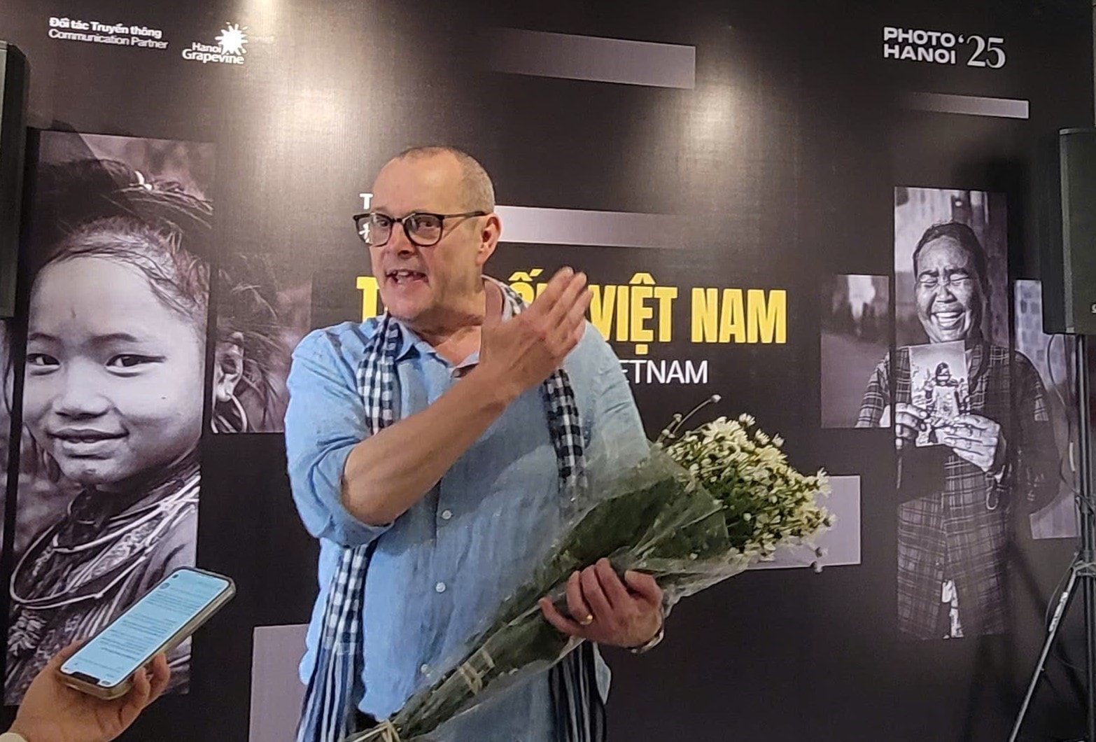Triển lãm ảnh tái hiện hơn ba thập kỷ đổi thay của Việt Nam - Ảnh 1.
