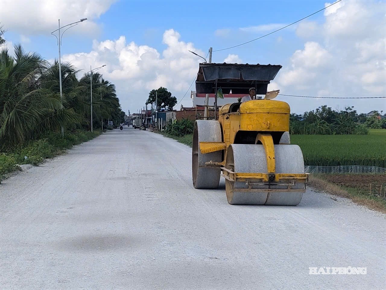 In de gemeente Vinh Thuan wordt versneld een modelweg op het platteland aangelegd.