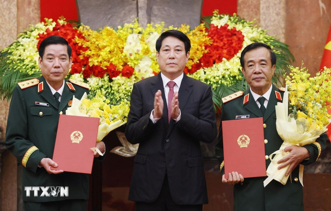 Chủ tịch nước Lương Cường trao Quyết định thăng quân hàm từ Trung tướng lên Thượng tướng đối với hai đồng chí Uỷ viên Trung ương Đảng, Thứ trưởng Bộ Quốc phòng Nguyễn Văn Gấu và Lê Đức Thái. (Ảnh: Lâm Khánh/TTXVN) ttxvn-chu-tich-nuoc-trao-quyet-dinh-bo-nhiem-chu-nhiem-tong-cuc-chinh-tri-qdnd-va-thang-quan-ham-dai-tuong-voi-dong-chi-nguyen-trong-nghia-04-2.jpg