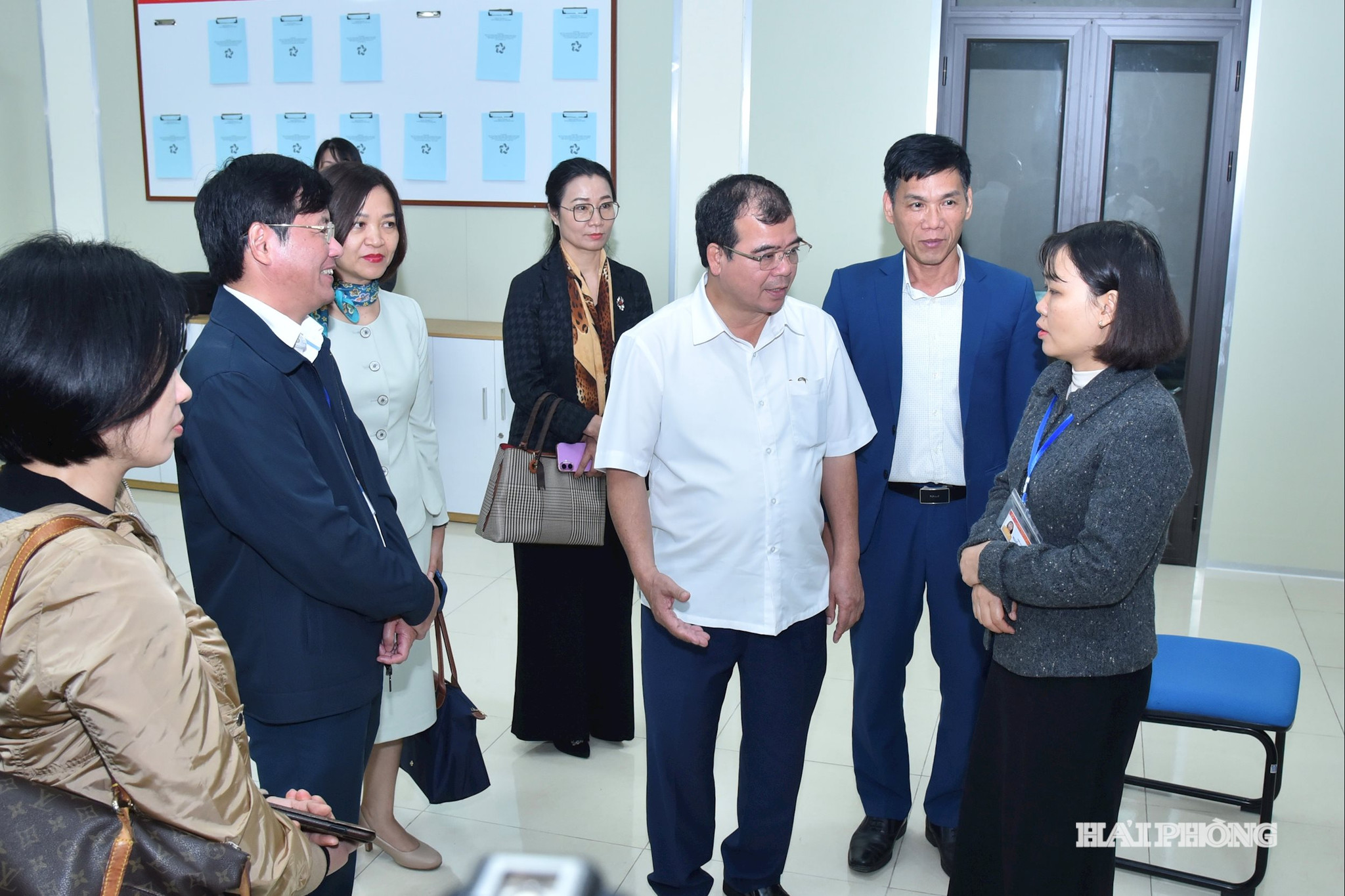 Đồng chí Nguyễn Minh Hùng, Phó chủ tịch UBND thành phố kiểm tra tại Trung tâm Phục vụ hành chính công xã Kiến Minh.