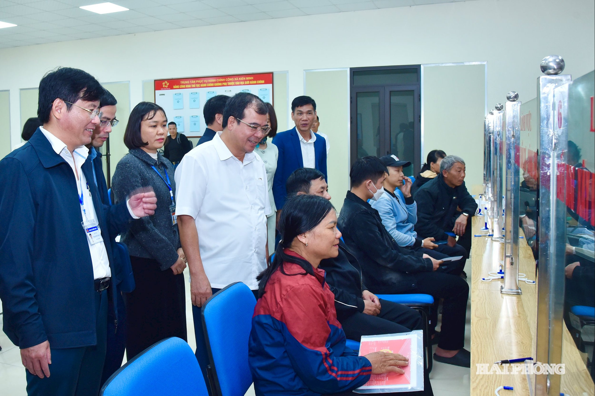 Đồng chí Nguyễn Minh Hùng, Phó chủ tịch UBND thành phố kiểm tra tại Trung tâm Phục vụ hành chính công xã Kiến Minh.