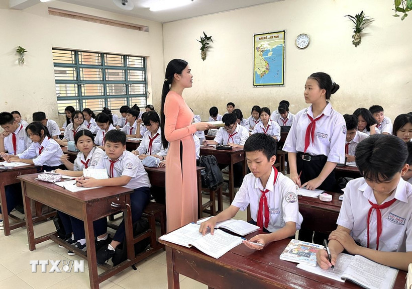 Cô và trò Trường Trung học cơ sở Gò Đen (tỉnh Tây Ninh) trong tiết học Ngữ văn. (Ảnh: Đức Hạnh/TTXVN)